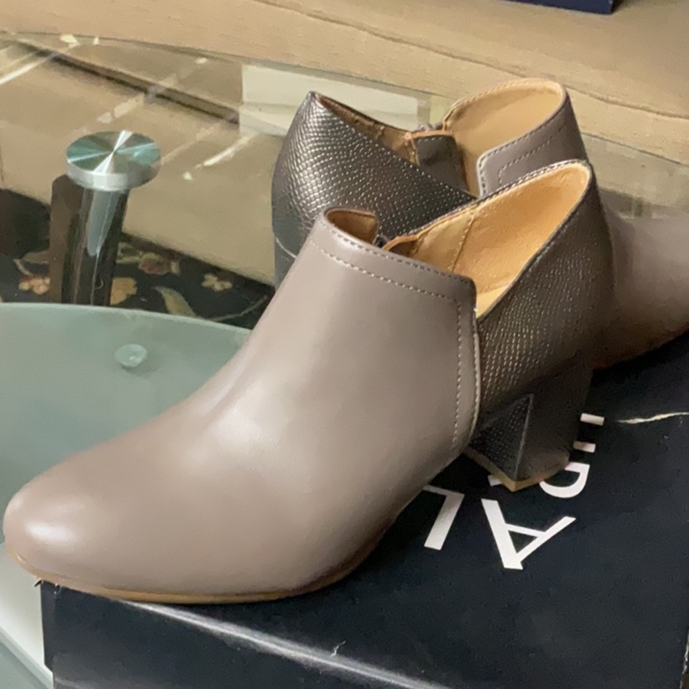 Elegant Gray Ankle Boots